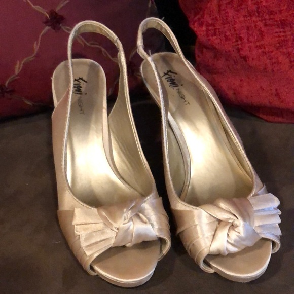 Fiona Night Gold/Champagne Satin Fabric Heels 8 1/2. - Picture 1 of 10